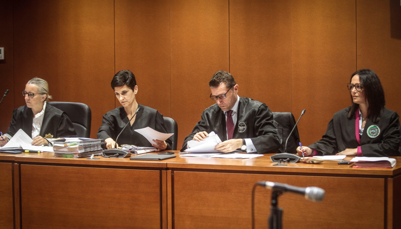 La fiscal, Olga Serrano; los abogados de la acusación particular de la familia Alonso, Beatriz Seijo y Christian Díaz; y la representante de la familia Ferreiro, Belén CanosaJuicio de la Primitiva millonaria | CUARTA SESIÓNLa hermana de los acusados asegura que nunca se plantearon avisar a la PolicíaNunca se habló de quedarse con el dinero; no es que se descartara, es que nunca se habló, declaró