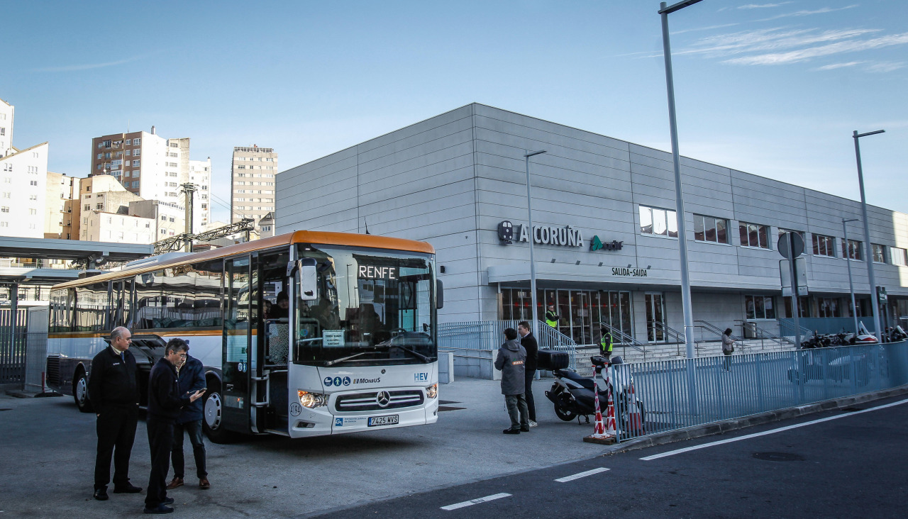 Un autobús de Renfe espera a las puertas de la estación para llevar a su destino a los pasajeros del tren