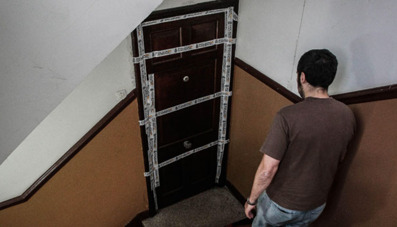 Puerta precintada en el edificio de la avenida de Os Mallos