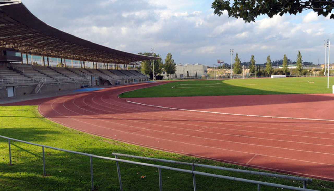 Vista del campo y pistas del campus de Elviña