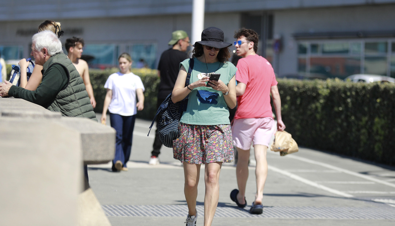 Varios coruñeses pasean en una jornada calurosa de este mes de abril