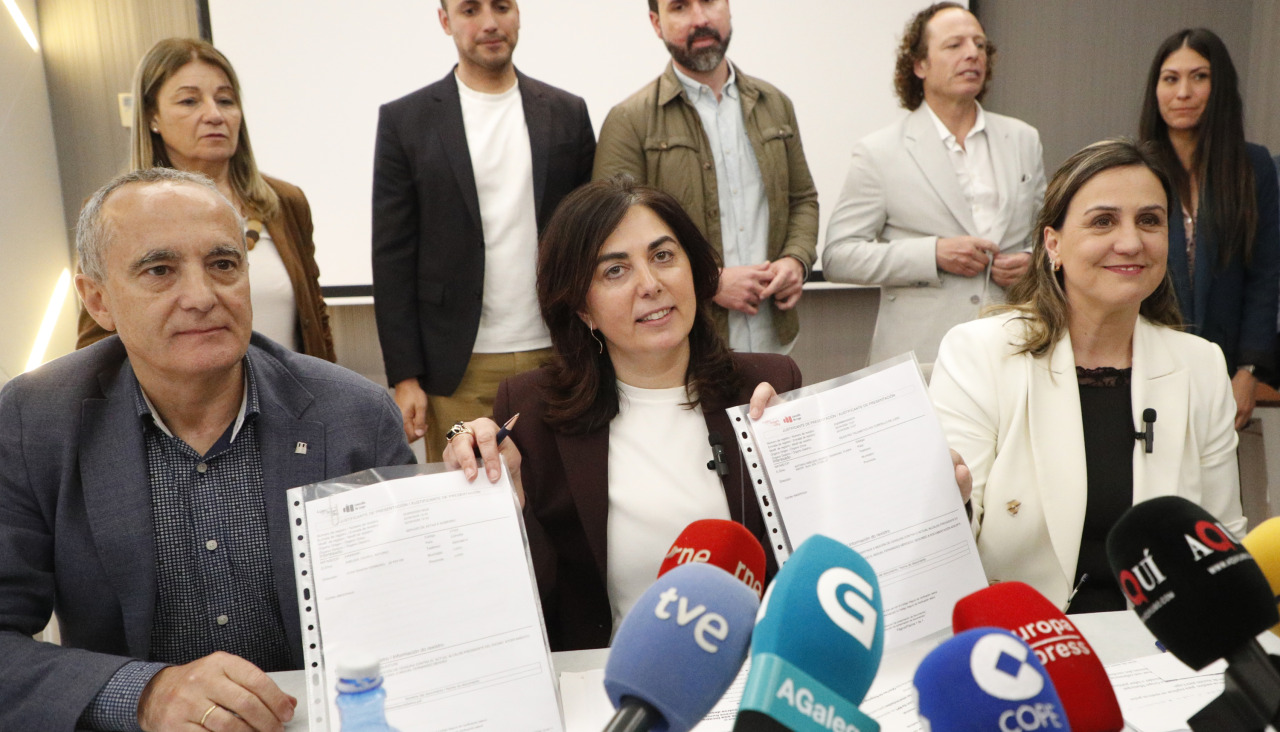 Rueda de prensa de la portavoz del grupo municipal del Partido Popular, Elena Candia (centro) y María Reigosa (derecha).