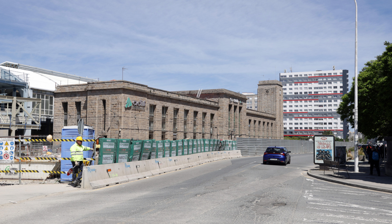 Avenida del ferrocarril con general rubin