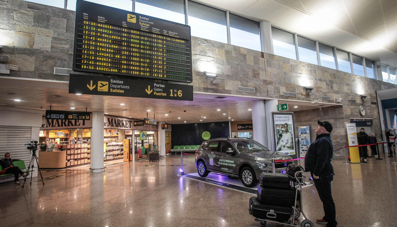 Primer día de Alvedro como aeropuerto sustituto de Lavacolla durante las obras en Santiago