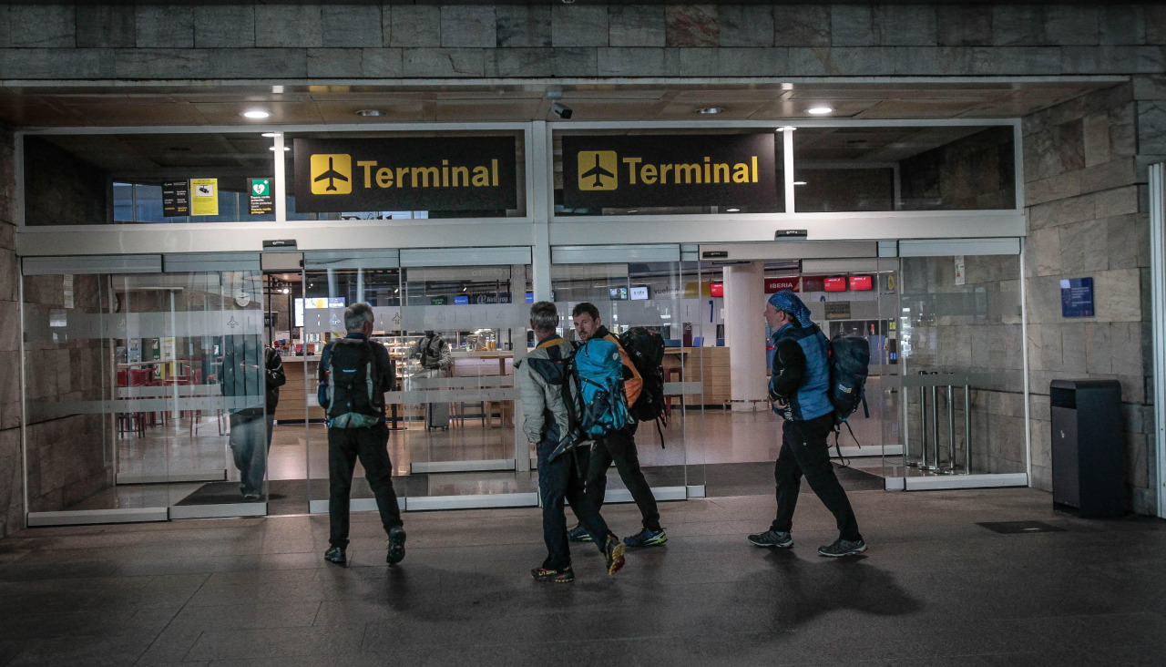 Primer día de Alvedro como aeropuerto sustituto de Lavacolla durante las obras en Santiago