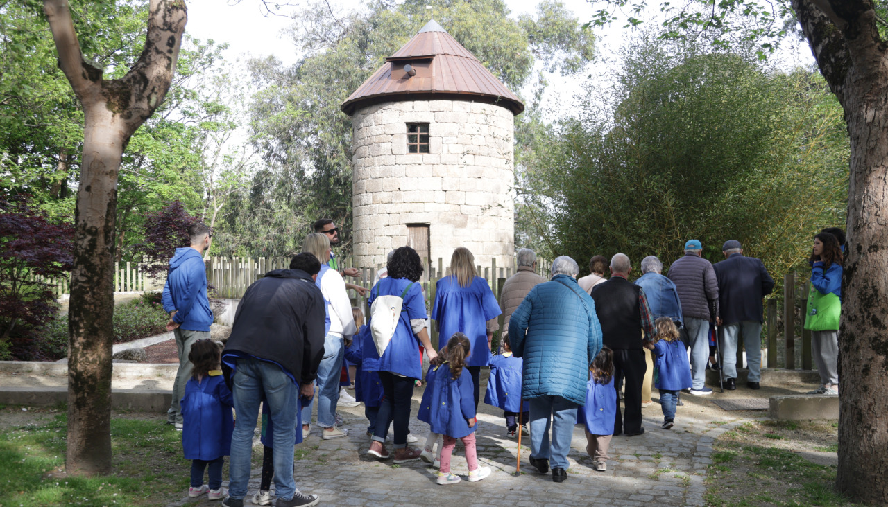 Alumnos de la EIM Luis Seoane y mayores de la residencia Torrente Ballester realizaron una excursión conjunta
