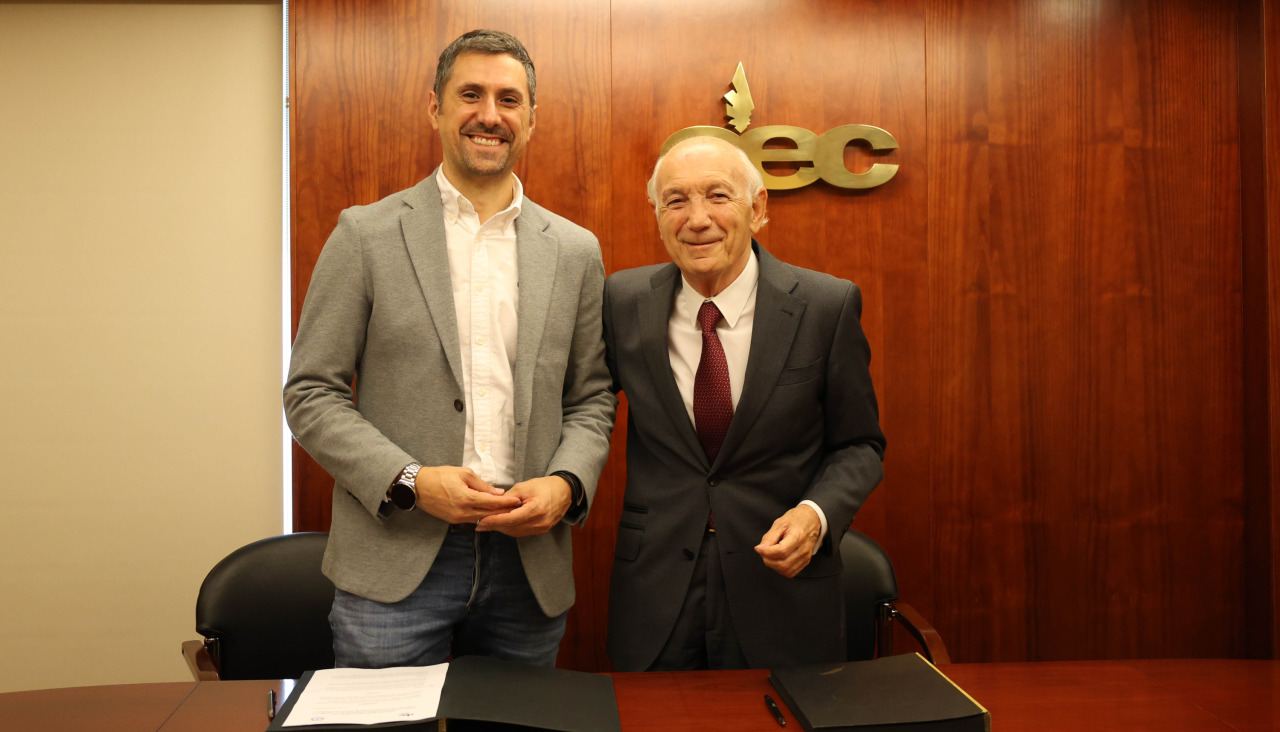 El presidente de la Confederación de Empresarios de A Coruña (CEC), Antonio Fontenla, y el presidente de la Sociedad Gallega de Prevención de Riesgos Laborales (SGPRL), Carlos Montes Piñeiro