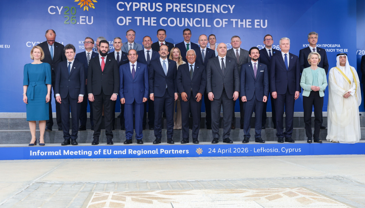 Los líderes posan para una foto familiar en una reunión informal de los Jefes de Estado o de Gobierno de la UE en Chipre este viernes