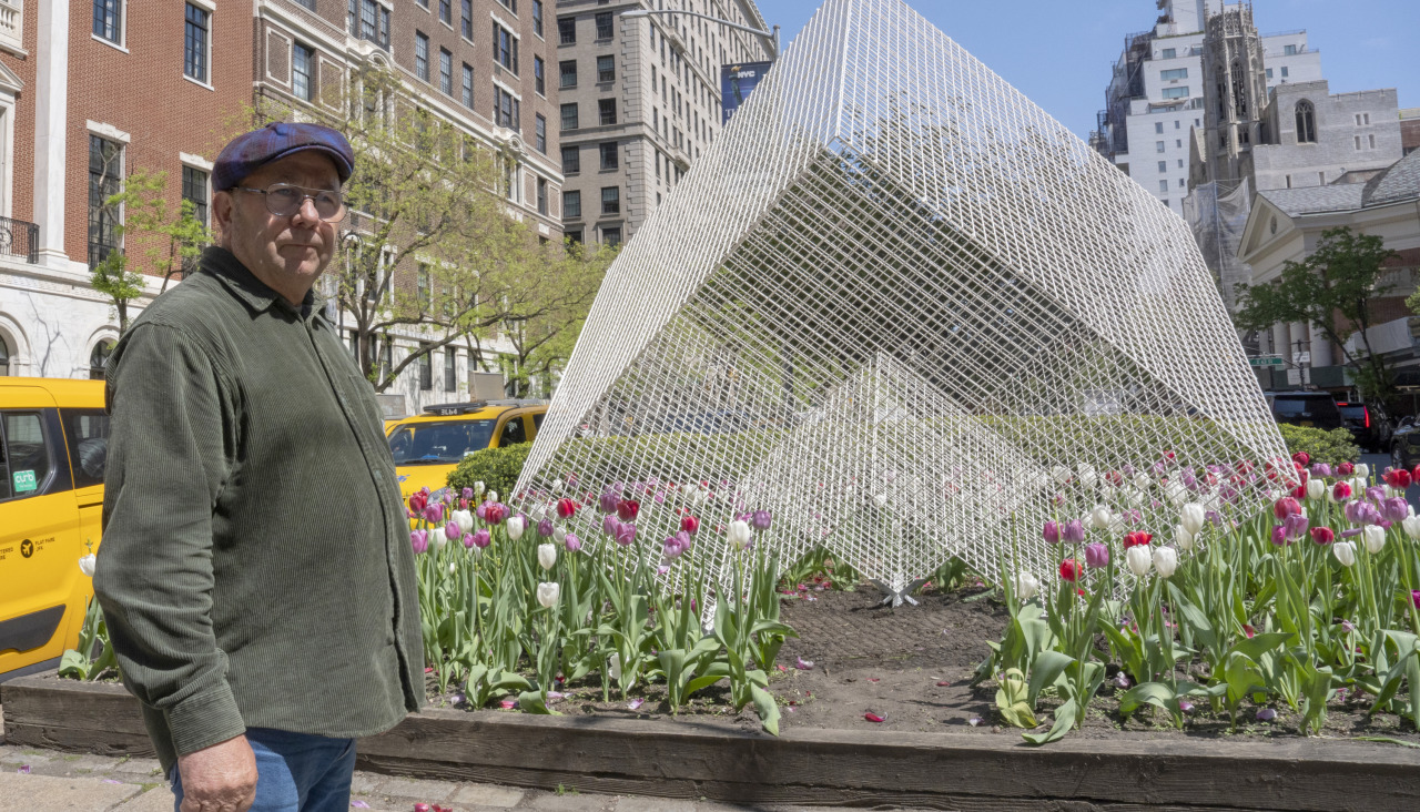 Fotografía de una parte de la escultura 'Blue Nasa' del artista Manolo Paz durante la muestra 'La distancia que une' en Nueva York