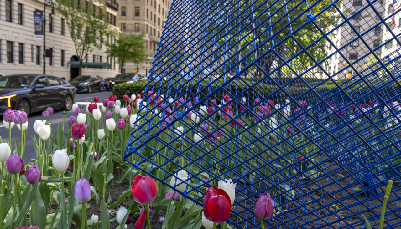 Fotografía de una parte de la escultura 'Blue Nasa' del artista Manolo Paz durante la muestra 'La distancia que une' en Nueva York