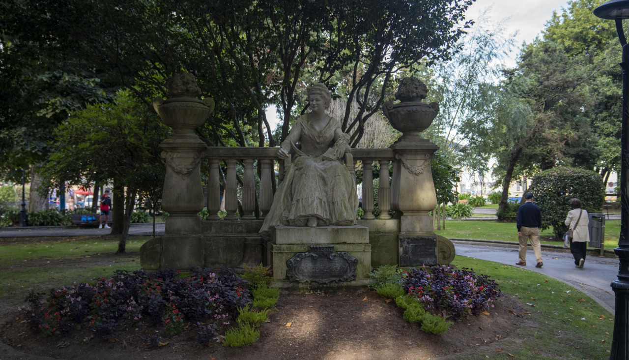 Monumento a Emilia Pardo Bazán en los jardines de Méndez Núñez