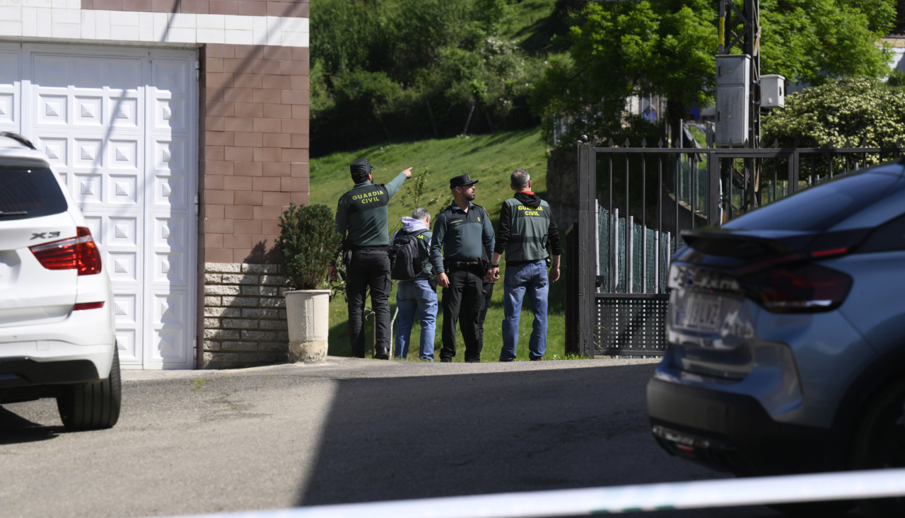 Una mujer y un hombre han sido localizados muertos este sábado con heridas de arma de fuego en su vivienda en la parroquia de Columbiello, en el municipio asturiano de Lena. EFE/ Eloy Alonso