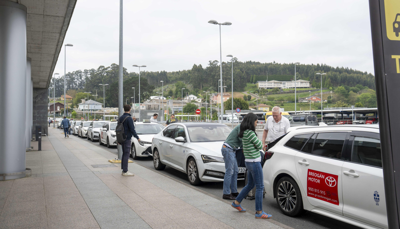 Fila de taxis en el aeropuerto de Alvedro