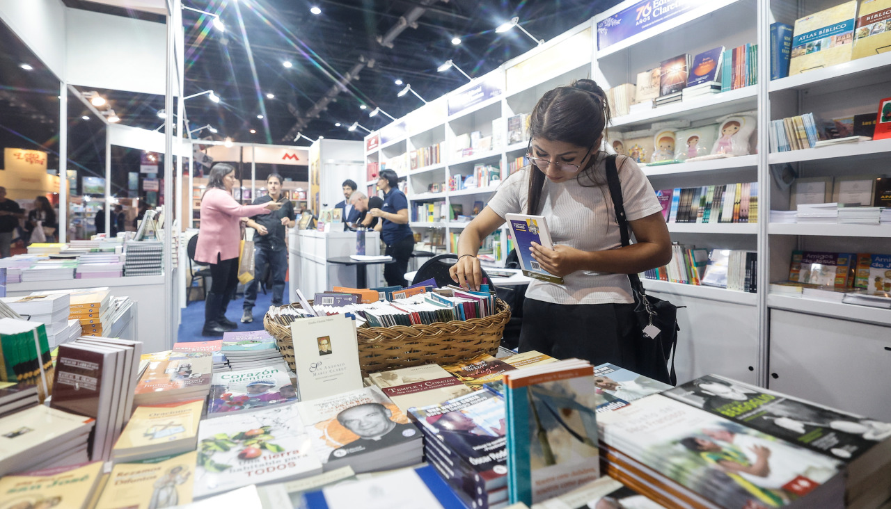 Personas recorren la 50ª edición de la Feria Internacional del Libro de Buenos Aires, Argentina