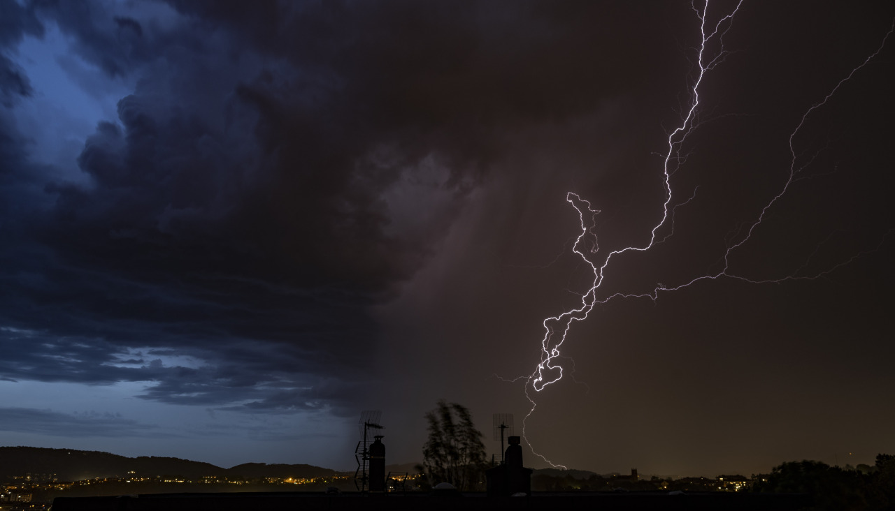 Un rayo cae sobre San Sebastián durante una tormenta registrada tras un caluroso día