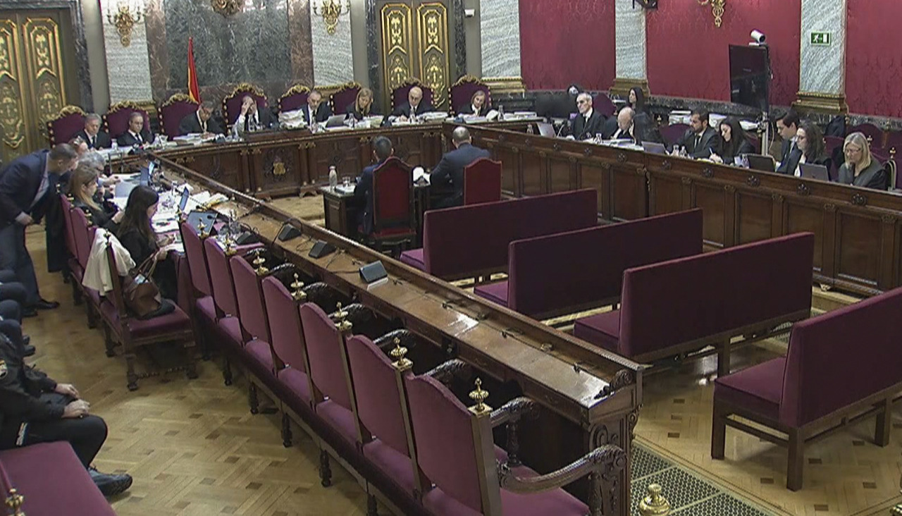 Dos mandos de la Unidad Central Operativa (UCO) de la Guardia Civil, este lunes en el Tribunal Supremo