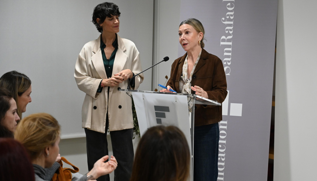 La psicóloga Marta de la Fuente y la directora de la Fundación San Rafael, Dolores Estrada
