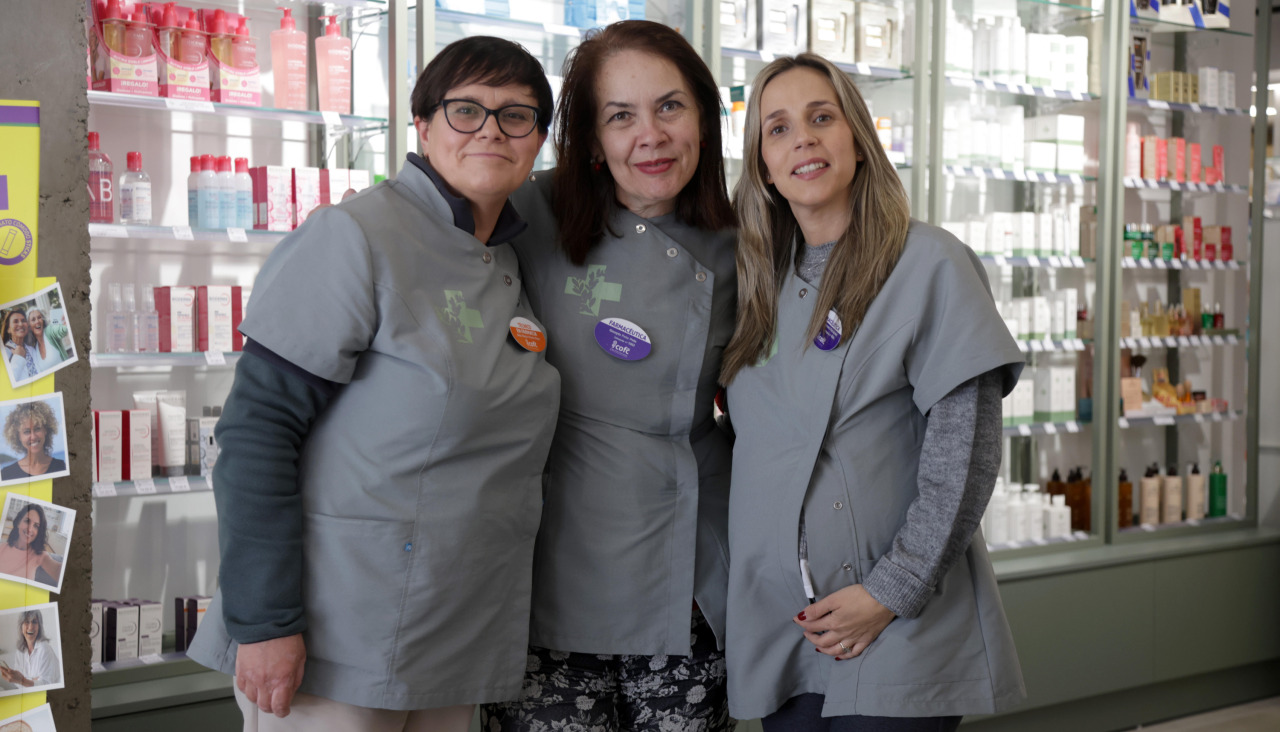 Ana María Pérez, Oneyda Peña y Cristina Castromil posan en la única farmacia del Recinto Ferial