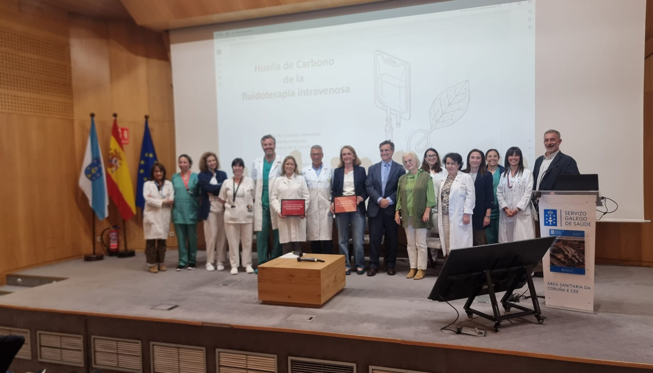 Foto de familia en la entrega del reconocimiento, con el gerente, Luis Verde, en el centro