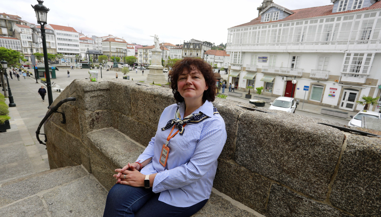 Yulia Elykomova, en la escalinata del Edificio Archivo
