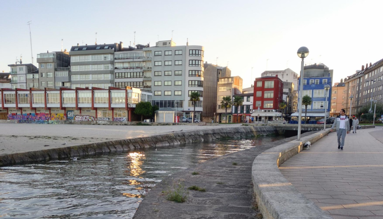 Instantánea de la desembocadura del río Maior en el centro de Sada