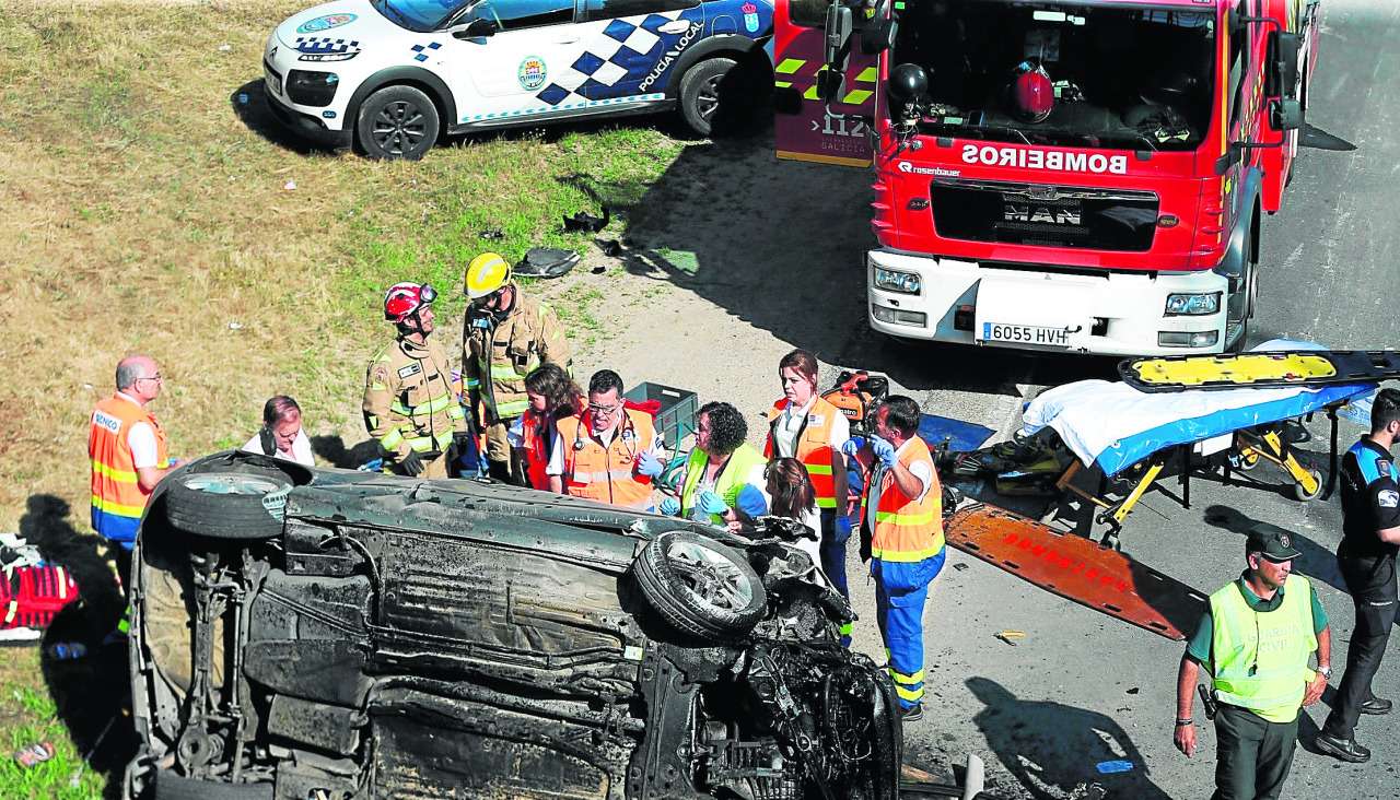 Bomberos, sanitarios, Policía y Guardia Civil intervienen en un accidente en Pontevedra