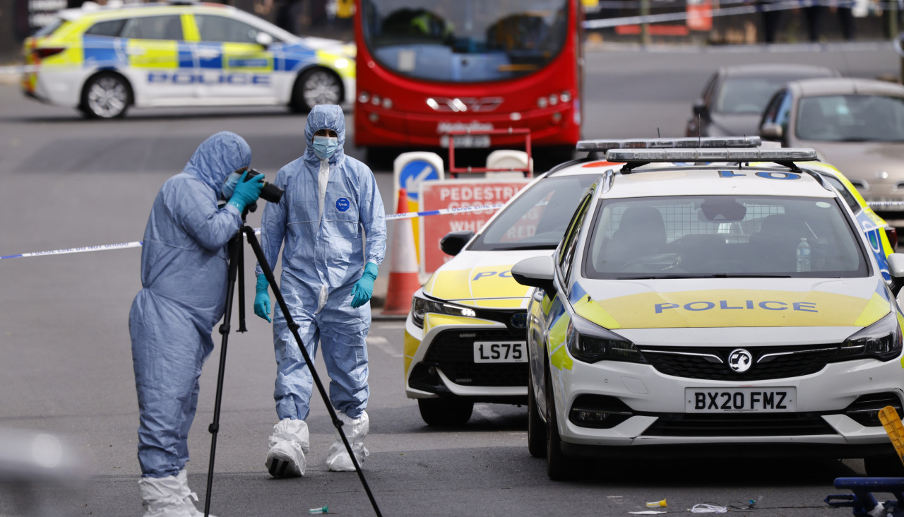 Oficiales de policía forense inspeccionan la escena donde dos hombres judíos resultaron gravemente heridos tras ser apuñalados en Golders Green, al norte de Londres, este miércoles.