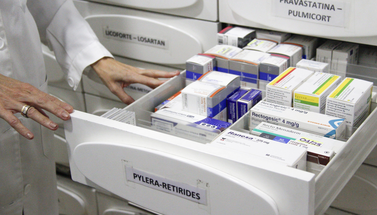 Una farmacéutica muestra varios medicamentos ordenados para su venta