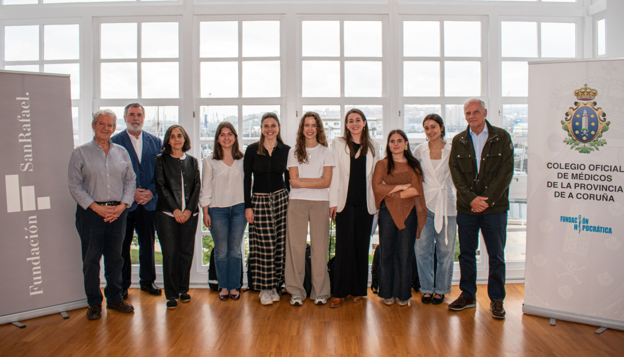 Foto de familia del acto de presentación de 'Risco Cero' en el Colegio de Médicos de A Coruña
