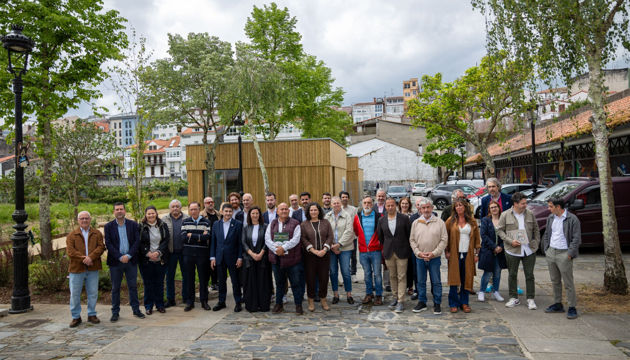 Representantes de diversas entidades en el acto de inauguración de la base naútica de A Tolerancia