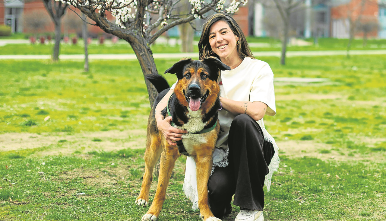 Paula Pérez, junto a uno de sus perros