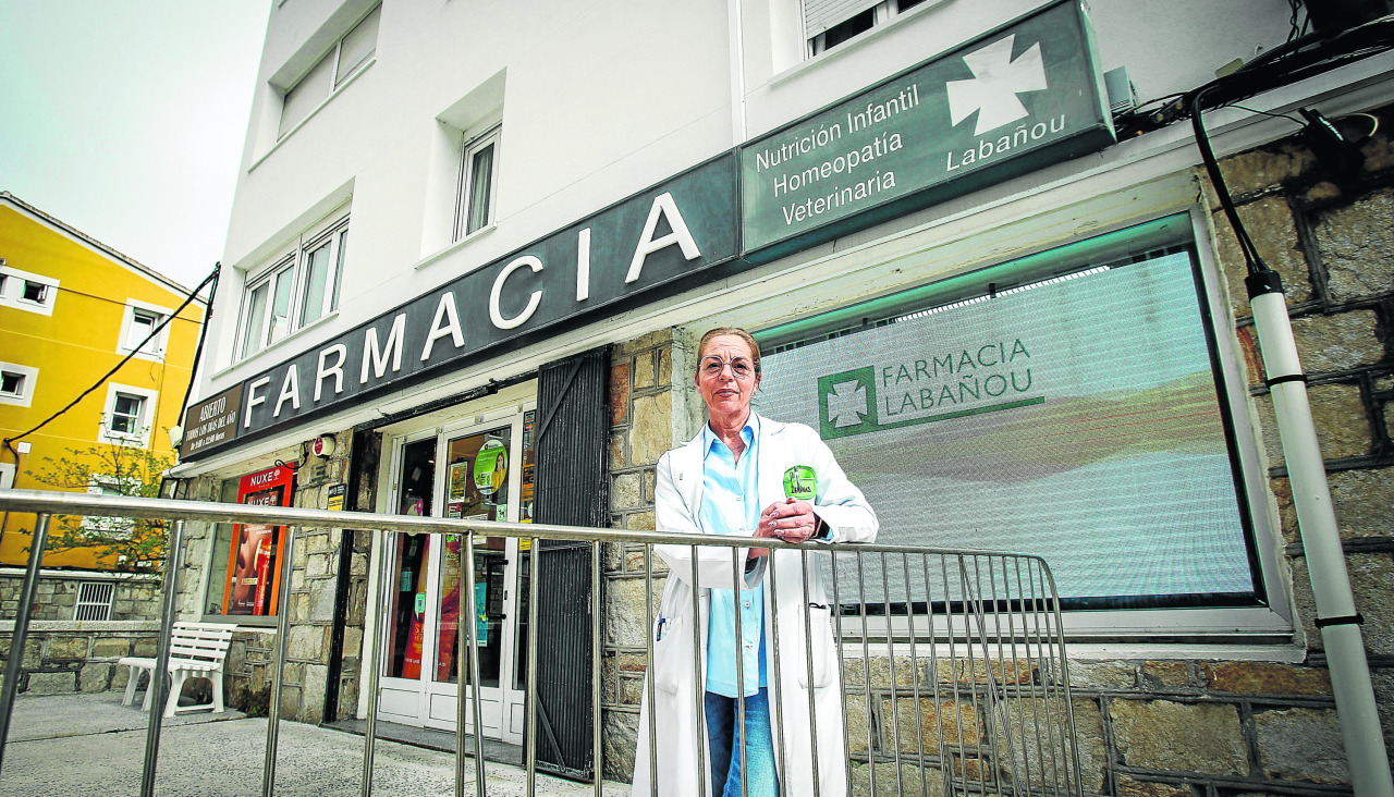 Mónica Freire posa para El Ideal a las puertas de la farmacia favorita del ‘Joker’Farmacia en Labañou