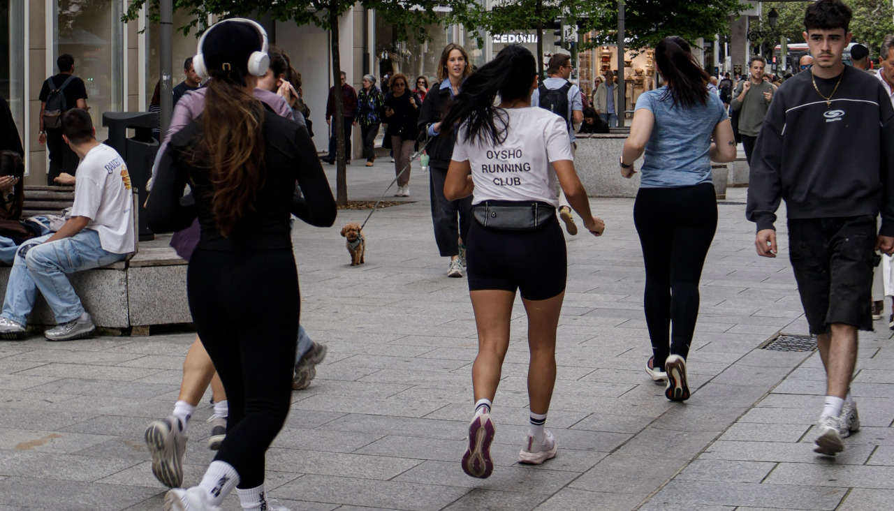 Un grupo de corredores del Oysho Running Club avanzan por la calle Compostela durante el entrenamiento del martes