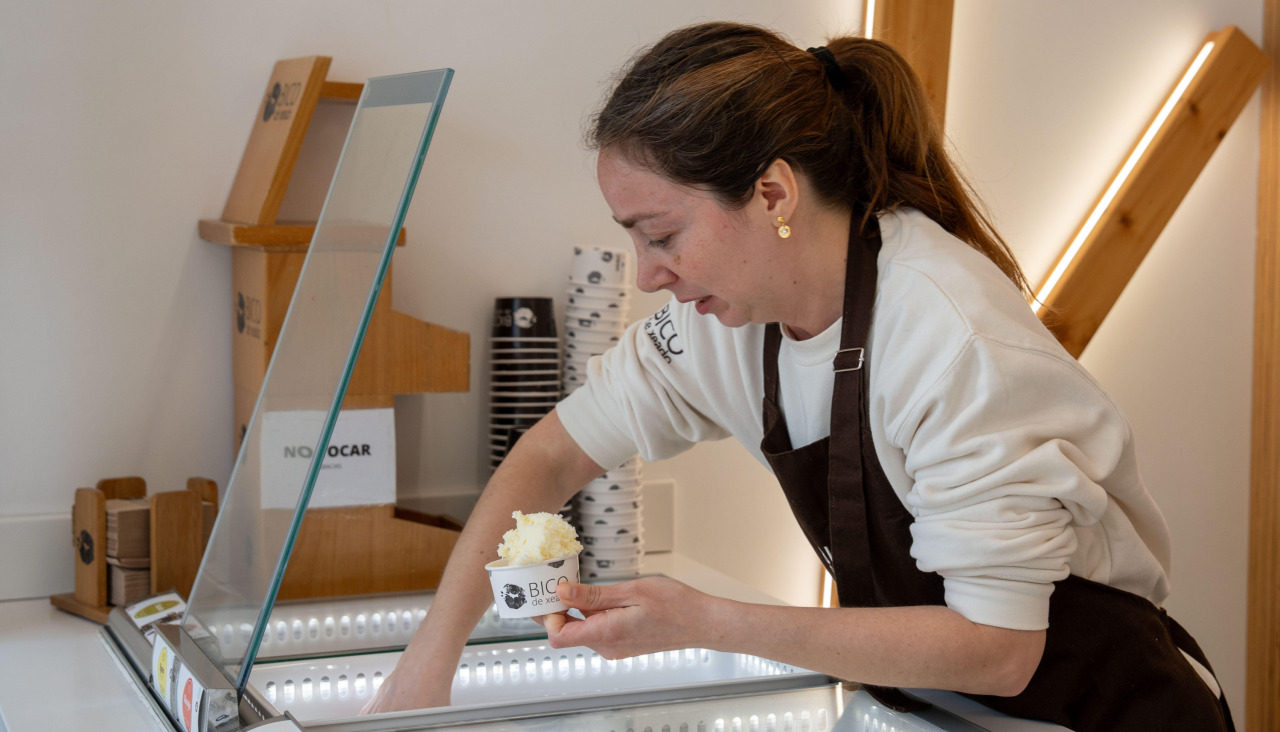 Una empleada de Bico de Xeado prepara un helado en la tienda ubicada en la avenida de La Marina, en A Coruña