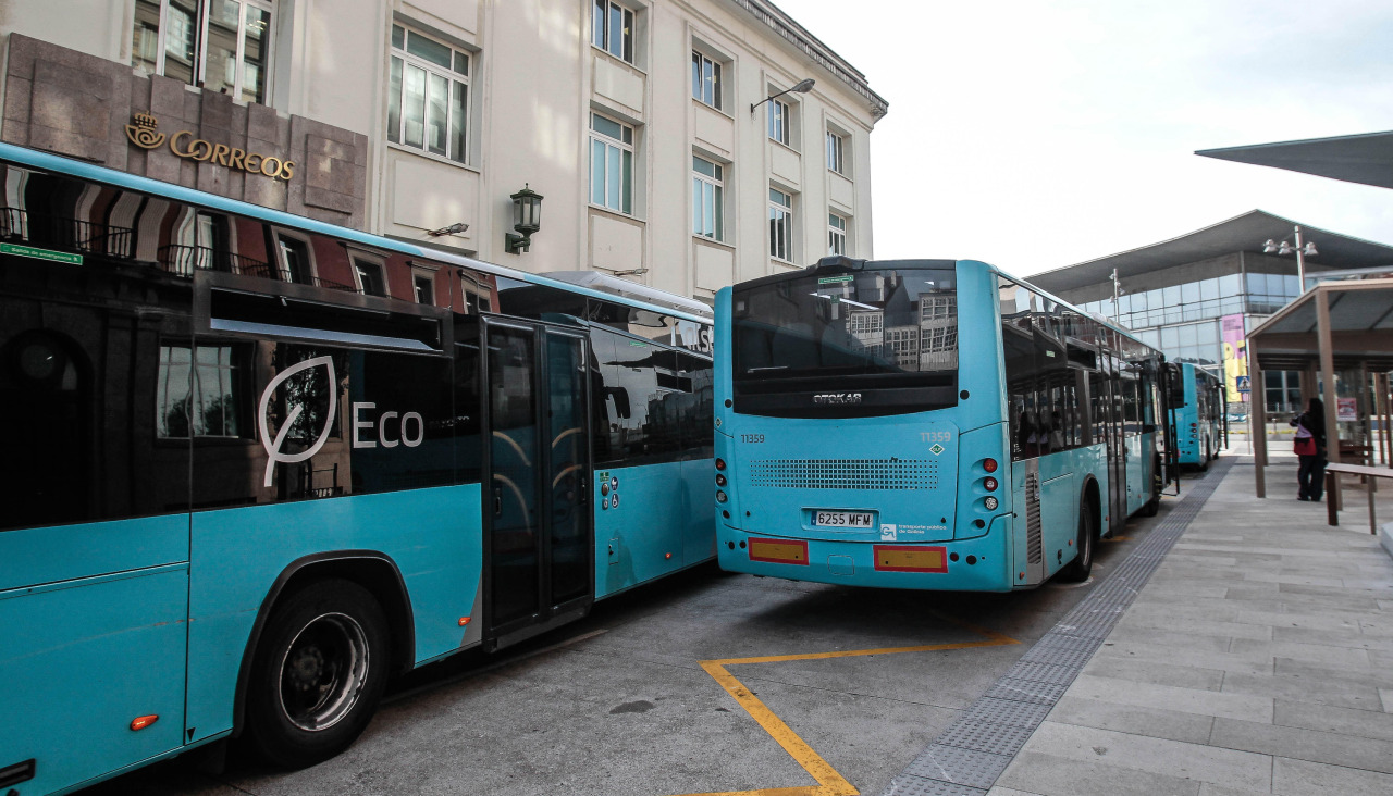 Autobuses estacionados en doble fila en la parada de Manuel Casás, esta misma semana