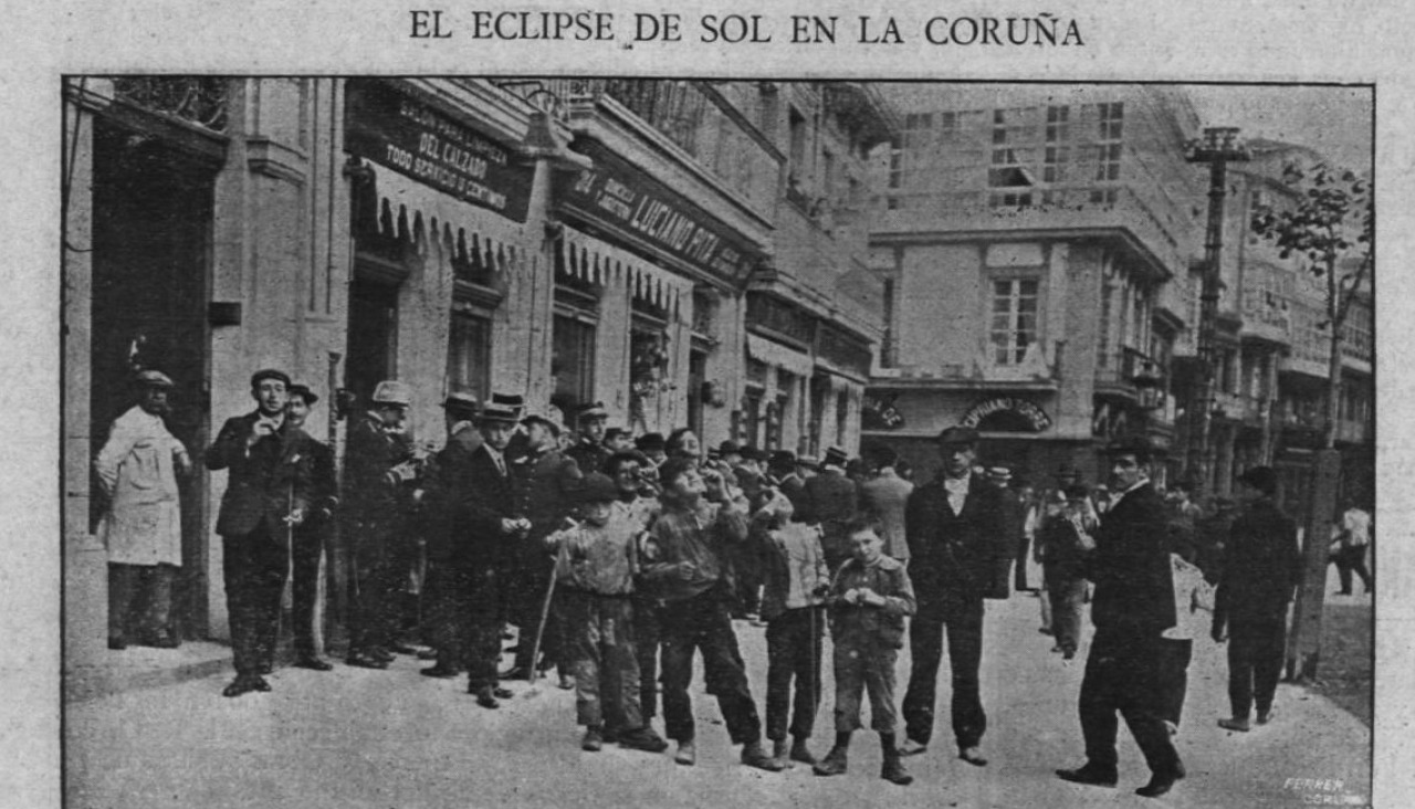 Imagen de la revista 'Coruña Moderna' en la que se puede ver gente en los Cantones observando el eclipse de 1905
