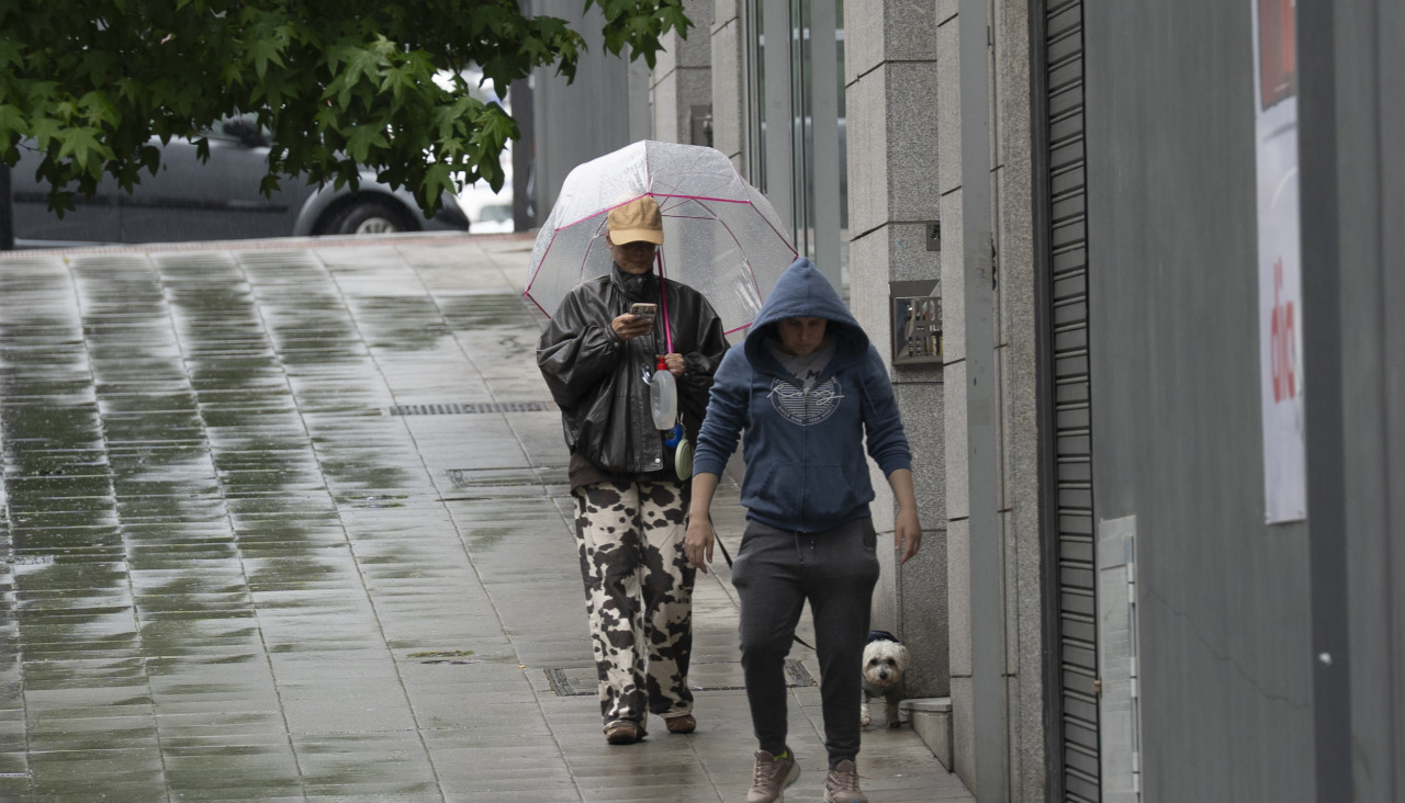 Transeúntes bajo la lluvia, hoy