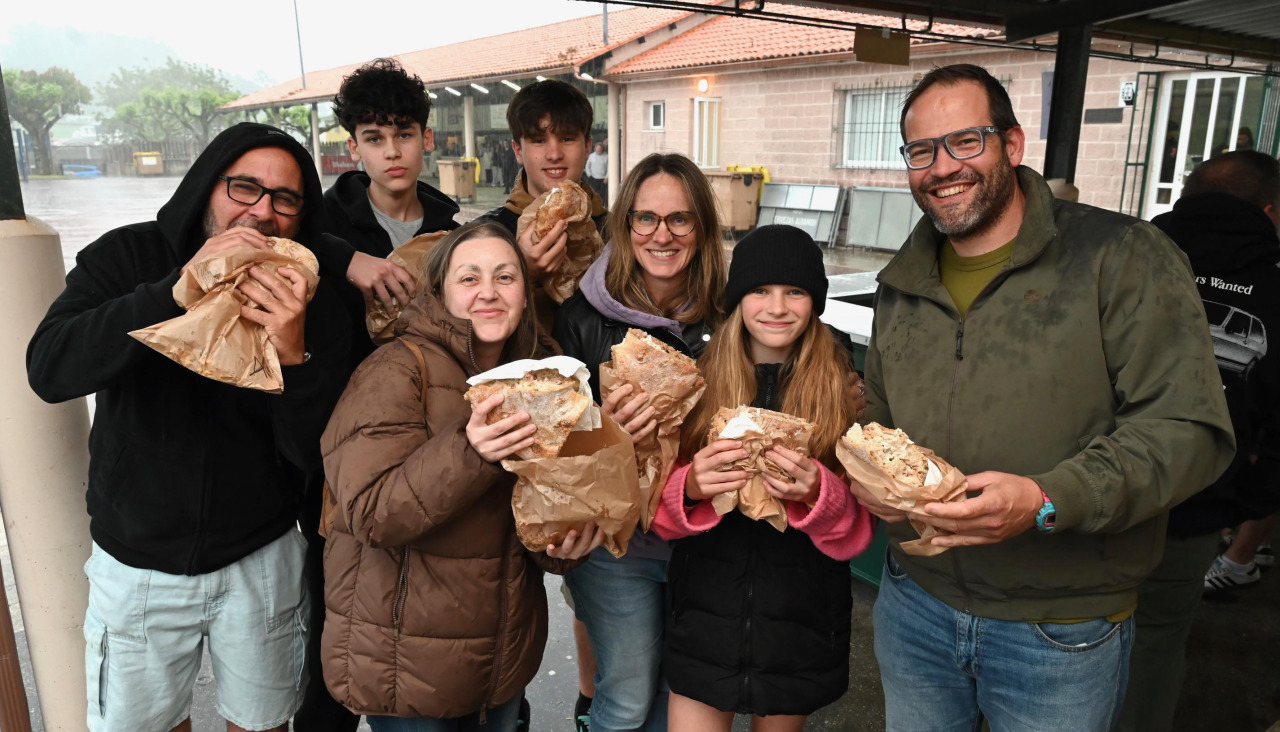 Con 50 kilos de 'rixóns' de la Carnicería Cachadesa de Laracha y Pan de Carral, de la Panadería Manuel Rodríguez se despacharon más de medio millar de bocadillos, con salsa de queso o sin ella, e incluso sin gluten