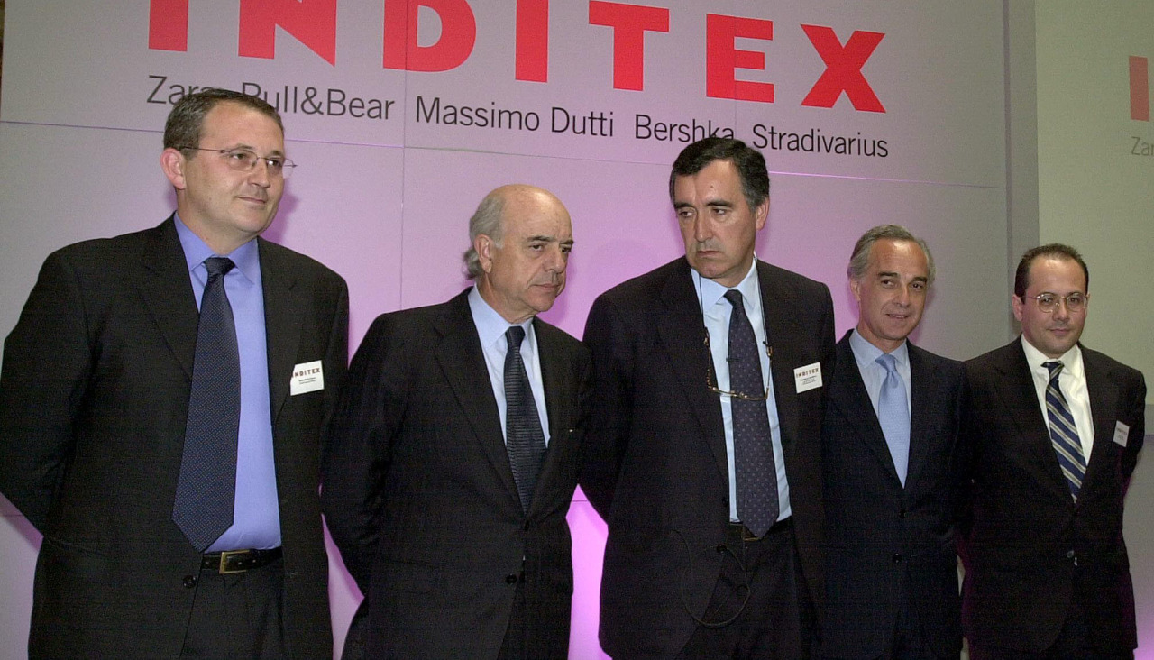 Borja de la Cierva, director financiero de Inditex; Francisco González, presidente del BBVA; José María Castellano, vicepresidente de Inditex; Ángel Corcostegui, vicepresidente primero del BBVA, y Marcos López, director del mercado de capitales de Inditex, durante la presentación de la OPV en 2001