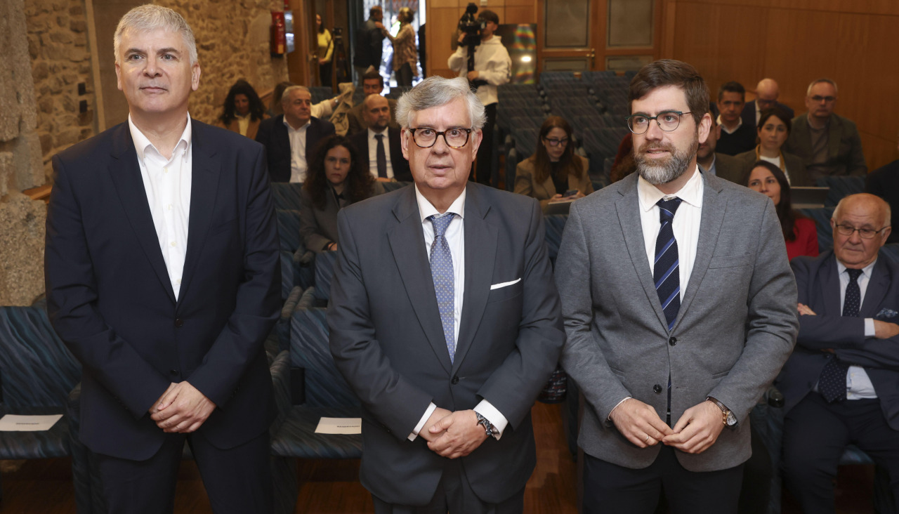 El presidente de la Confederación de Empresarios de Galicia, Juan Manuel Vieites (c) acompañado por el profesor de economía de la USC, Santiago Lago (i) y por el secretario general de Emprego de la Xunta, Pablo Fernández (d)