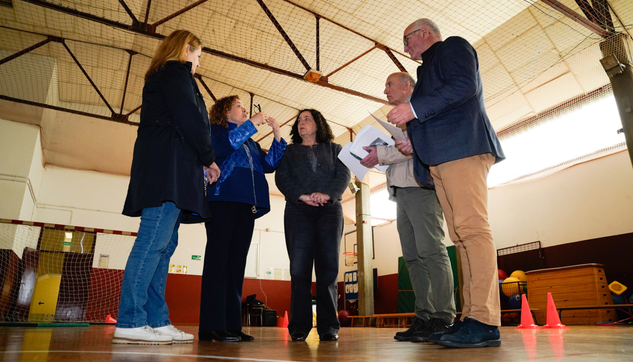 La delegada de la Xunta, Belén do Campo, (en el centro), en su visita a las instalaciones del CEIP Sal Lence