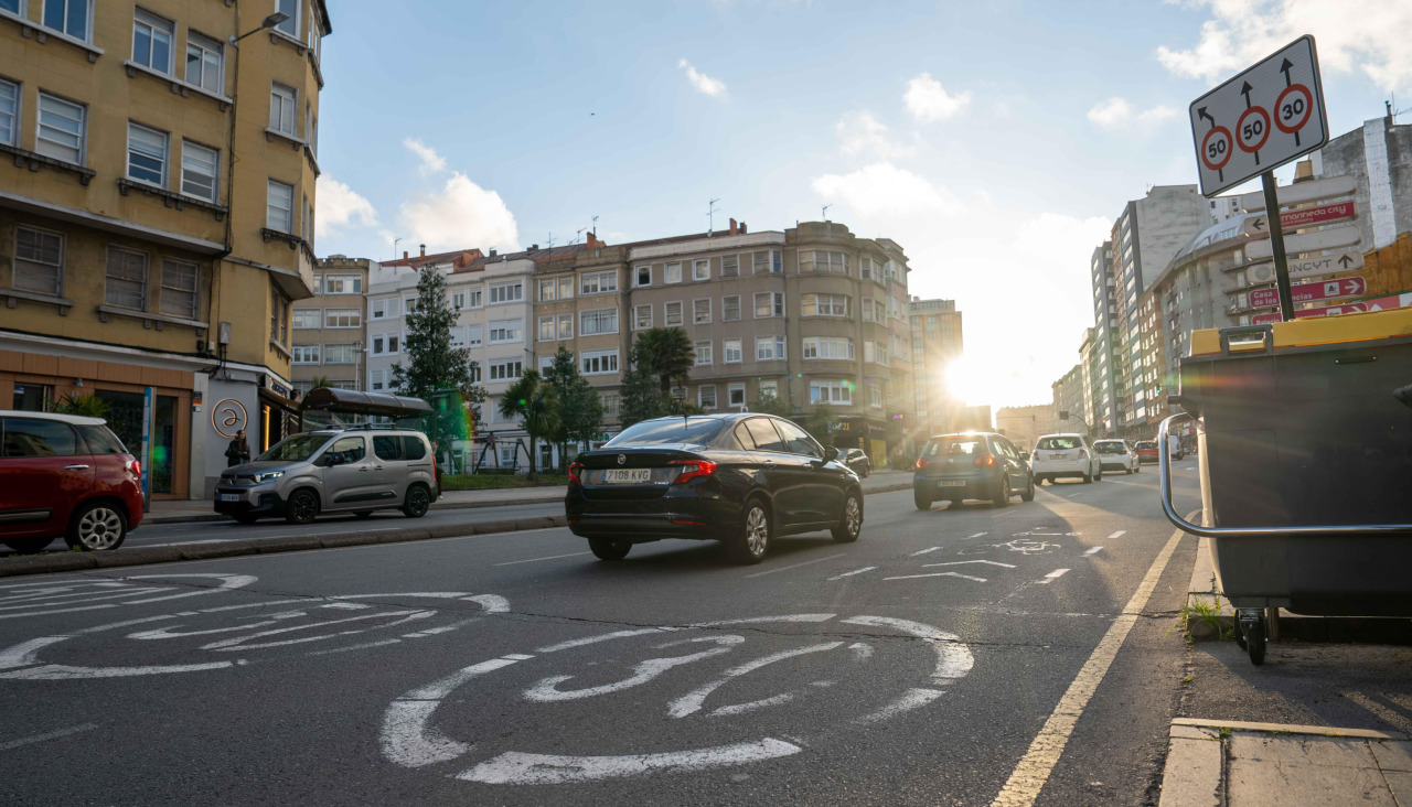 La ronda de Outeiro, con carriles 30, ayer, a su paso por Os Mallos