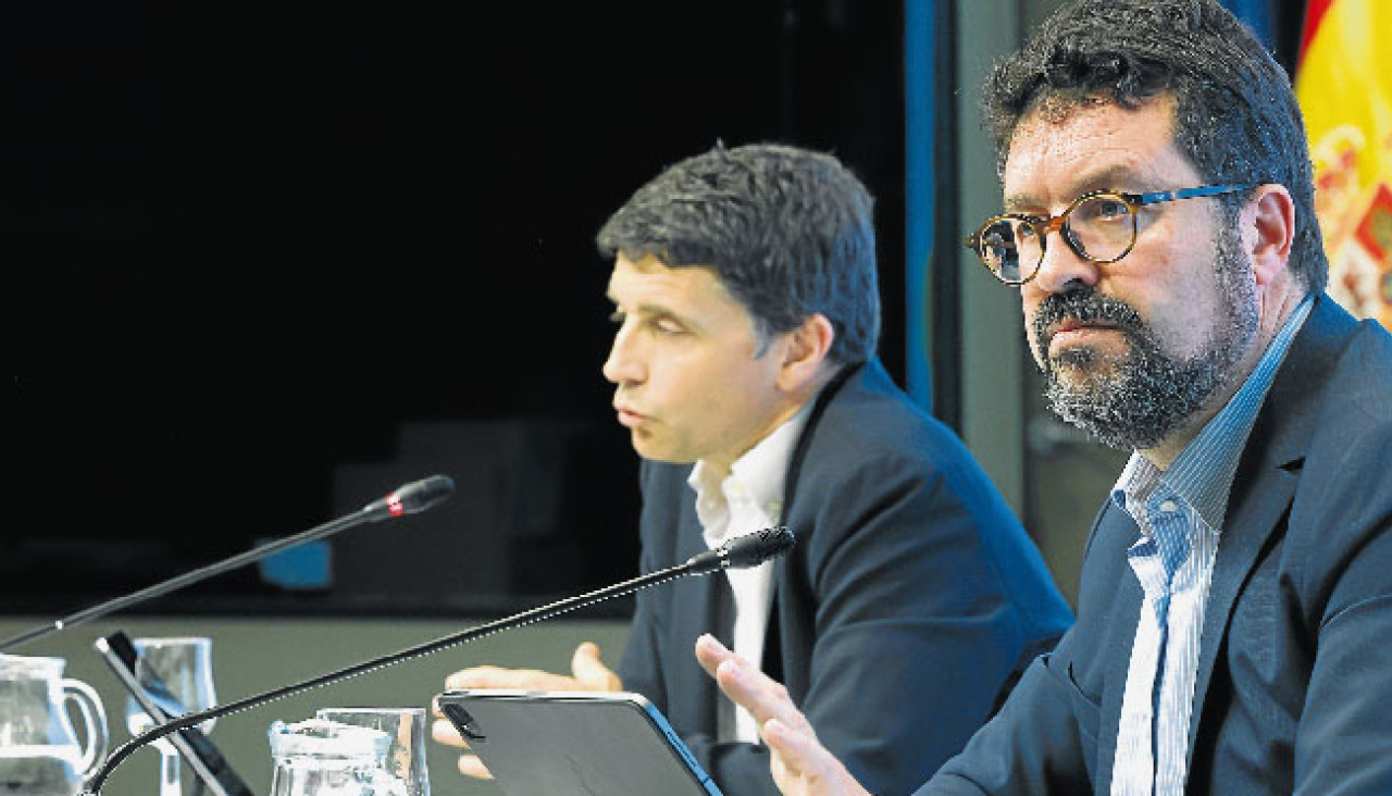 Los secretarios de Estado de la Seguridad Social, Borja Suárez, y de Trabajo, Joaquín Pérez Rey, ayer, durante la presentación de los datos de paro registrado y de afiliación