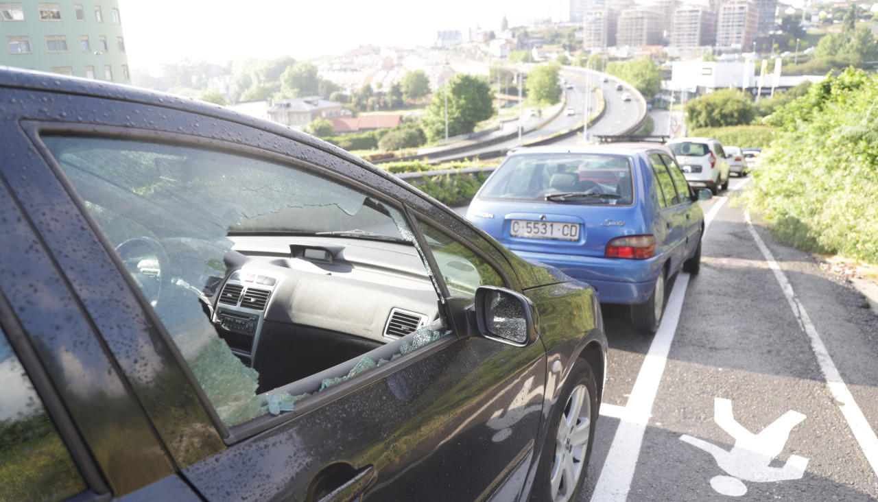 Coche con ventanilla rota por un robo en O Castrillón