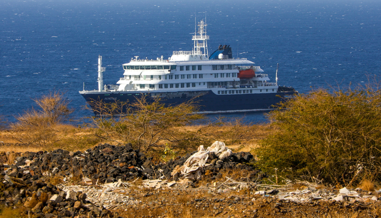 El crucero MV Hondius, donde se produjo el brote de hantavirus, frente a las costas de Cabo Verde