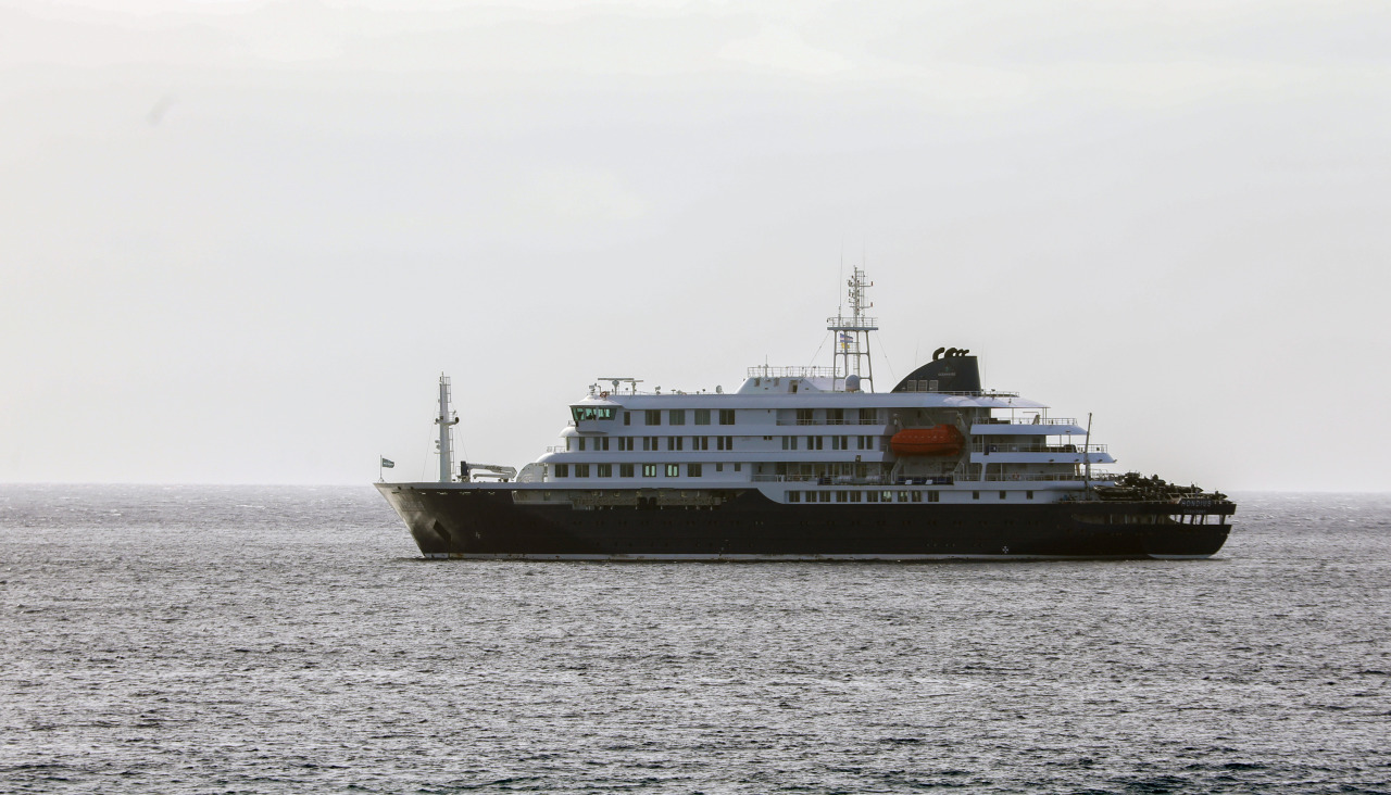 El crucero MV Hondius, donde se produjo el brote de hantavirus, frente a las costas de Cabo Verde