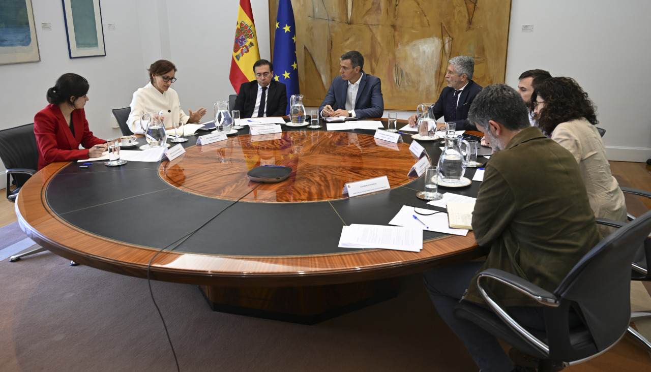 MADRID (ESPAÑA), 06/05/2026.- El jefe del Ejecutivo, Pedro Sánchez (c) preside este miércoles en el palacio de la Moncloa la reunión de seguimiento para atender la solicitud de la Organización Mundial de la Salud (OMS) al Gobierno para acoger al crucero MV Hondius, afectado por un brote de hantavirus, en las Islas Canarias. A la reunión han asistido además de Sánchez, la ministra de Sanidad, Mónica García (2i); el ministro del Interior, Fernando Grande-Marlaska (c-d). EFE/ Borja Puig De La  Bellacasa /Pool Moncloa/ SOLO USO EDITORIAL/SOLO DISPONIBLE PARA ILUSTRAR LA NOTICIA QUE ACOMPAÑA (CRÉDITO OBLIGATORIO)
