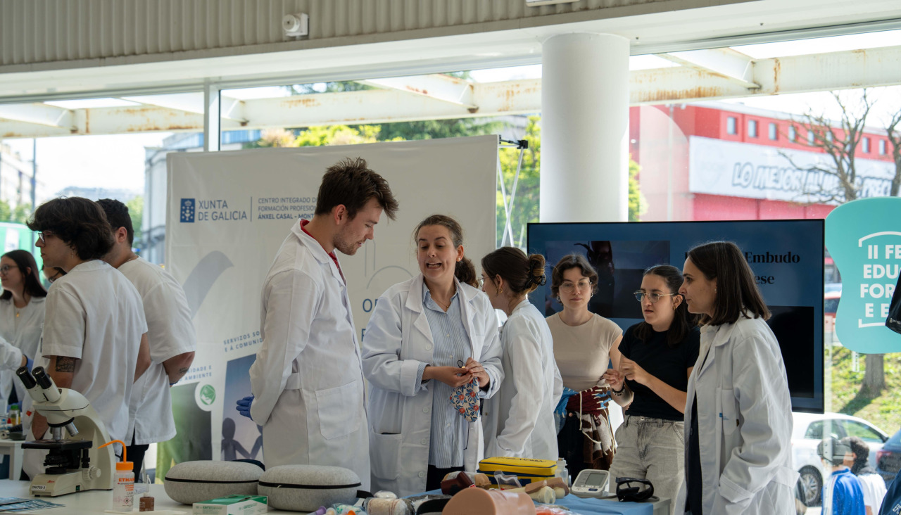 Alumnos, en uno de los expositores de la feria de ExpoCoruña