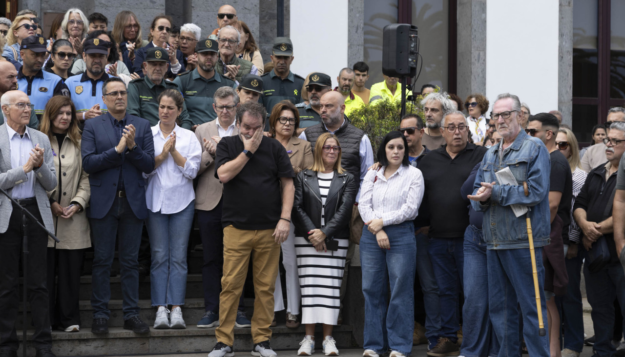 Los familiares de la víctima, a las puertas del Ayuntamiento de Santa Úrsula, durante el acto celebrado este jueves