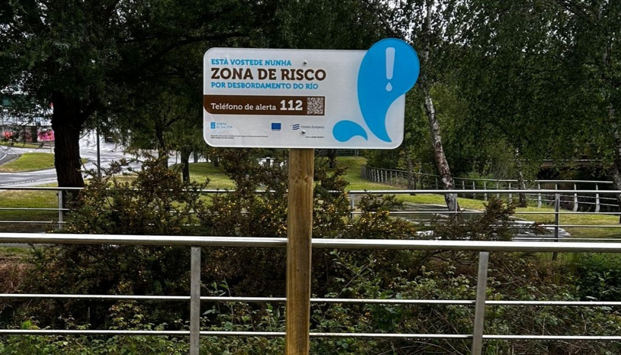 Un dos carteis instalados por Augas de Galicia nunha zona con risco de inundación
